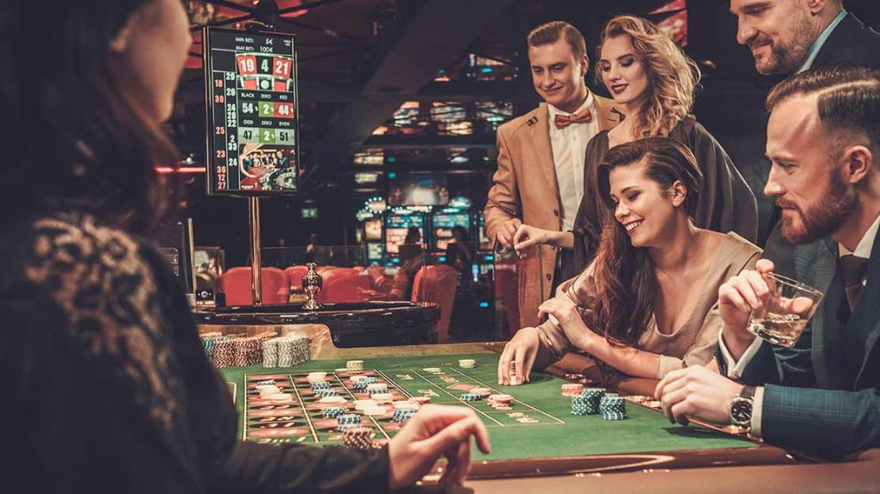 Datos curiosos que no sabías sobre los casinos Un viaje a los orígenes del casino Los juegos de azar son una de las actividades más populares y que más ingresos generan hoy en día en todo el mundo. Sus cada día más sofisticados juegos e instalaciones podrían hacernos pensar que las casas de apuestas y todo lo relacionado con ellas son una creación moderna. No podríamos estar más equivocados. La primera evidencia documentada de juegos de azar son listas de apuestas de lotería y se remonta a la China del 2300 a.C. El casino más antiguo del mundo es el Casino de Spa en Valana, Bélgica. Fue construido en 1763 y es considerado la primera casa de apuestas del mundo. El primer casino online fue creado en 1996. Microgaming desarrolló una tecnología capaz de blindar las transacciones por Internet. De esta manera se creó InterCasino, con sede en Antigua, y que solo contaba con 18 juegos en el momento de su lanzamiento. Se cree que las primeras barajas de cartas fueron creadas en China en el 800 d.C. ¡Gracias, amigos chinos! ¿Sabes cuál es el primer juego de casino creado que todavía se juega en la actualidad? ¡El Baccarat! Surgió en Italia y Francia en el S. XV. Leyes tontas sobre el juego Pero las leyes no pueden ser tontas, ¿verdad? Son normas creadas por gente seria vestida de traje. Bueno, quizás los siguientes datos te abran un poco los ojos y además te echarás unas risas. • En el Reino Unido está prohibido apostar en librerías. Sí, como lo oyes. ¿Que cómo saben si te encuentras apostando en una librería? Ni idea, pero por si acaso, céntrate en tu libro y olvídate del casino durante un rato. • En EE. UU., más concretamente en Oklahoma, las mujeres pueden ser arrestadas si apuestan desnudas, en ropa interior o llevando solo una toalla. No sabemos lo que ha debido de pasar años atrás para que el gobierno del estado haya tenido que crear esta ley, pero debe de ser interesante. • En Canadá es ilegal jugar a dados, así que los ciudadanos se han visto obligados a crear su propia versión del juego, pero usando cartas. No hay nada ni nadie que pare a un jugador con algo de dinero que apostar y muchas ganas de jugar. Jaque mate gobierno canadiense. • En Tailandia es ilegal poseer más de 120 cartas de juego. Suponemos que la policía irá casa por casa registrando y contando las cartas de todos los ciudadanos. Definitivamente se ganan el sueldo. • Monte Carlo, en el principado de Mónaco, posee uno de los casinos más importantes del mundo. Sin embargo, los habitantes de Mónaco tienen prohibida la entrada en el casino. Injusto, ¿no? Bueno, al menos, gracias al ingreso de los jugadores extranjeros, los locales no necesitan pagar impuestos sobre la renta. Ya no suena tan mal, ¿verdad? Otros datos interesantes Podríamos pensar que el casino más grande se encuentra en la meca del juego, Las Vegas. Sin embargo, el casino más grande del mundo se encuentra, cómo no, en China. Se trata del Casino Sands de Macao, con un total de 64000 metros cuadrados, 740 mesas y 1254 tragaperras. El casino considerado el más hermoso del mundo es el Casino Baden-Baden en Alemania. Fue inaugurado en 1809, siendo así uno de los casinos más antiguos del mundo. Su interior se encuentra repleto de maravillosas fuentes y sus techos nos recuerdan a la Capilla Sixtina. El casino situado a más altura del mundo es el Stratosphere Las Vegas Hotel and Casino. Sus salas de juego se encuentran situadas a 1149 metros de altura. ¿Alguien que sufra de vértigo en la sala? Pásate por nuestro casino Esperamos que algunos o muchos de estos datos te hayan parecido curiosos y que los compartas con tu mujer o tu familia en la comida del domingo. ¿Que cómo sabemos que es muy probable que seas un hombre? Porque según las estadísticas, el 86% de jugadores online son hombres. Pásate por nuestro casino online y empieza a disfrutar de todos los juegos que Casino777 te ofrece. ¡Regístrate hoy!