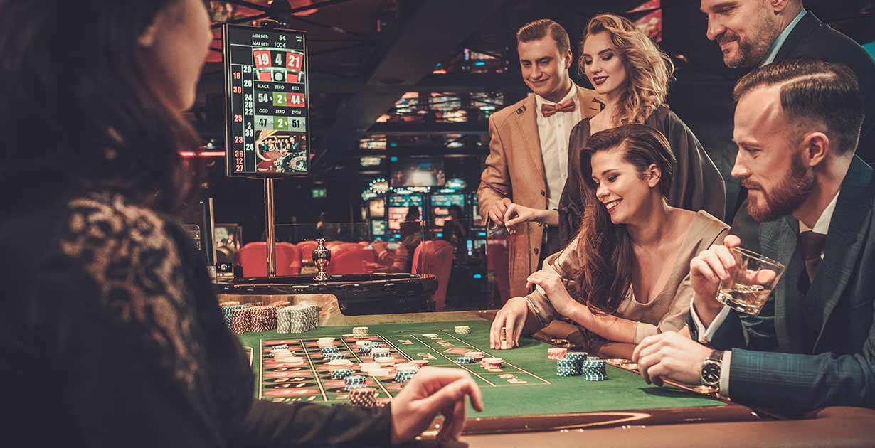 Datos curiosos que no sabías sobre los casinos Un viaje a los orígenes del casino Los juegos de azar son una de las actividades más populares y que más ingresos generan hoy en día en todo el mundo. Sus cada día más sofisticados juegos e instalaciones podrían hacernos pensar que las casas de apuestas y todo lo relacionado con ellas son una creación moderna. No podríamos estar más equivocados. La primera evidencia documentada de juegos de azar son listas de apuestas de lotería y se remonta a la China del 2300 a.C. El casino más antiguo del mundo es el Casino de Spa en Valana, Bélgica. Fue construido en 1763 y es considerado la primera casa de apuestas del mundo. El primer casino online fue creado en 1996. Microgaming desarrolló una tecnología capaz de blindar las transacciones por Internet. De esta manera se creó InterCasino, con sede en Antigua, y que solo contaba con 18 juegos en el momento de su lanzamiento. Se cree que las primeras barajas de cartas fueron creadas en China en el 800 d.C. ¡Gracias, amigos chinos! ¿Sabes cuál es el primer juego de casino creado que todavía se juega en la actualidad? ¡El Baccarat! Surgió en Italia y Francia en el S. XV. Leyes tontas sobre el juego Pero las leyes no pueden ser tontas, ¿verdad? Son normas creadas por gente seria vestida de traje. Bueno, quizás los siguientes datos te abran un poco los ojos y además te echarás unas risas. • En el Reino Unido está prohibido apostar en librerías. Sí, como lo oyes. ¿Que cómo saben si te encuentras apostando en una librería? Ni idea, pero por si acaso, céntrate en tu libro y olvídate del casino durante un rato. • En EE. UU., más concretamente en Oklahoma, las mujeres pueden ser arrestadas si apuestan desnudas, en ropa interior o llevando solo una toalla. No sabemos lo que ha debido de pasar años atrás para que el gobierno del estado haya tenido que crear esta ley, pero debe de ser interesante. • En Canadá es ilegal jugar a dados, así que los ciudadanos se han visto obligados a crear su propia versión del juego, pero usando cartas. No hay nada ni nadie que pare a un jugador con algo de dinero que apostar y muchas ganas de jugar. Jaque mate gobierno canadiense. • En Tailandia es ilegal poseer más de 120 cartas de juego. Suponemos que la policía irá casa por casa registrando y contando las cartas de todos los ciudadanos. Definitivamente se ganan el sueldo. • Monte Carlo, en el principado de Mónaco, posee uno de los casinos más importantes del mundo. Sin embargo, los habitantes de Mónaco tienen prohibida la entrada en el casino. Injusto, ¿no? Bueno, al menos, gracias al ingreso de los jugadores extranjeros, los locales no necesitan pagar impuestos sobre la renta. Ya no suena tan mal, ¿verdad? Otros datos interesantes Podríamos pensar que el casino más grande se encuentra en la meca del juego, Las Vegas. Sin embargo, el casino más grande del mundo se encuentra, cómo no, en China. Se trata del Casino Sands de Macao, con un total de 64000 metros cuadrados, 740 mesas y 1254 tragaperras. El casino considerado el más hermoso del mundo es el Casino Baden-Baden en Alemania. Fue inaugurado en 1809, siendo así uno de los casinos más antiguos del mundo. Su interior se encuentra repleto de maravillosas fuentes y sus techos nos recuerdan a la Capilla Sixtina. El casino situado a más altura del mundo es el Stratosphere Las Vegas Hotel and Casino. Sus salas de juego se encuentran situadas a 1149 metros de altura. ¿Alguien que sufra de vértigo en la sala? Pásate por nuestro casino Esperamos que algunos o muchos de estos datos te hayan parecido curiosos y que los compartas con tu mujer o tu familia en la comida del domingo. ¿Que cómo sabemos que es muy probable que seas un hombre? Porque según las estadísticas, el 86% de jugadores online son hombres. Pásate por nuestro casino online y empieza a disfrutar de todos los juegos que Casino777 te ofrece. ¡Regístrate hoy!